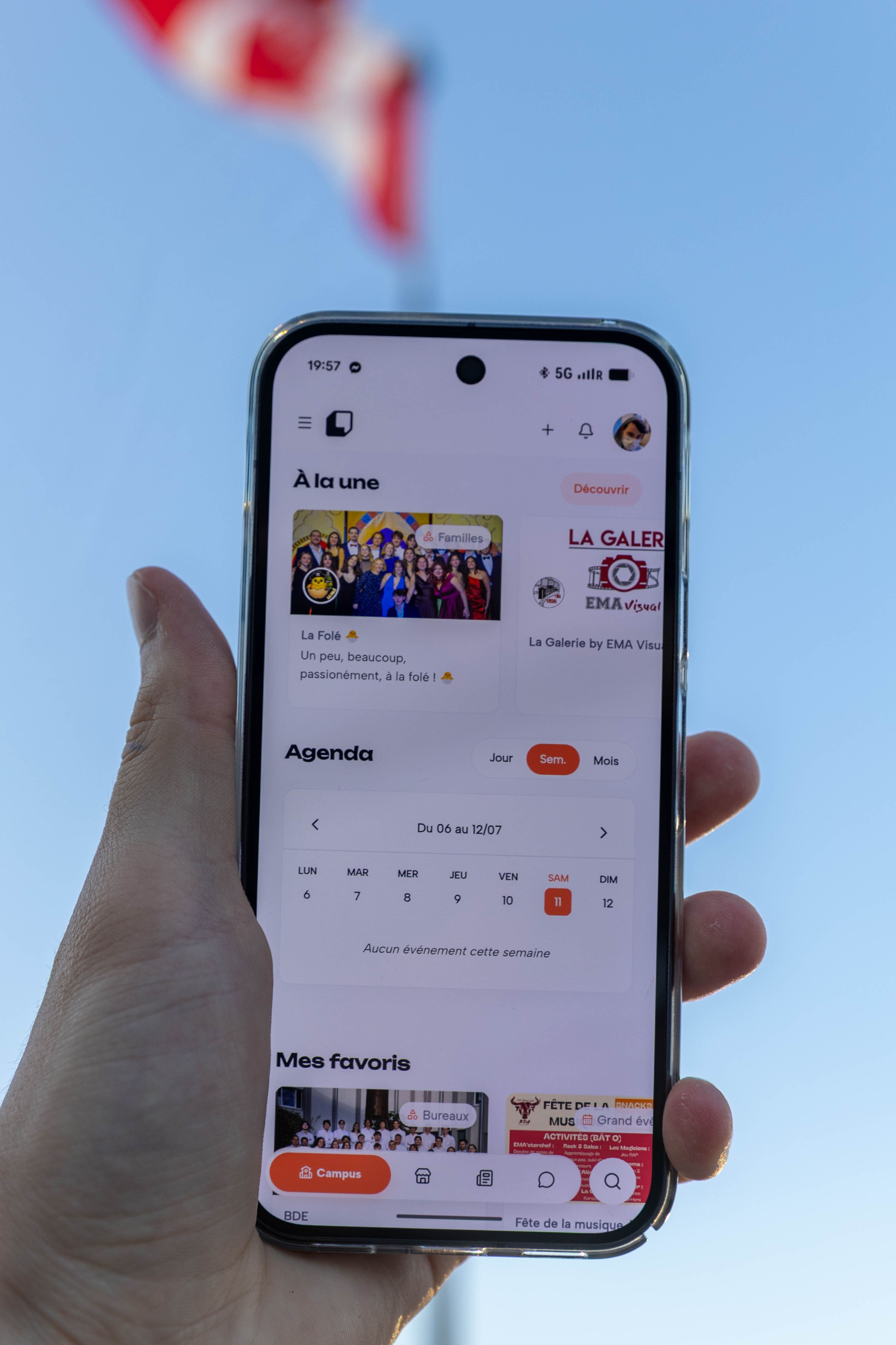 L’application Komi photographiée devant un drapeau canadien