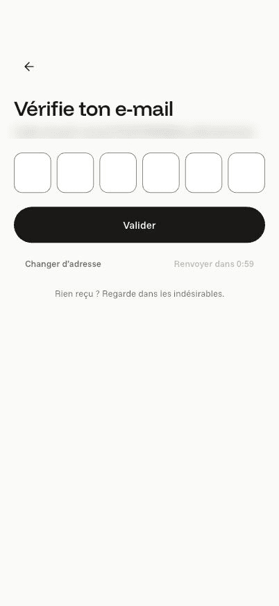 Écran « Confirme ton e-mail » de l’application Komi sur iPhone