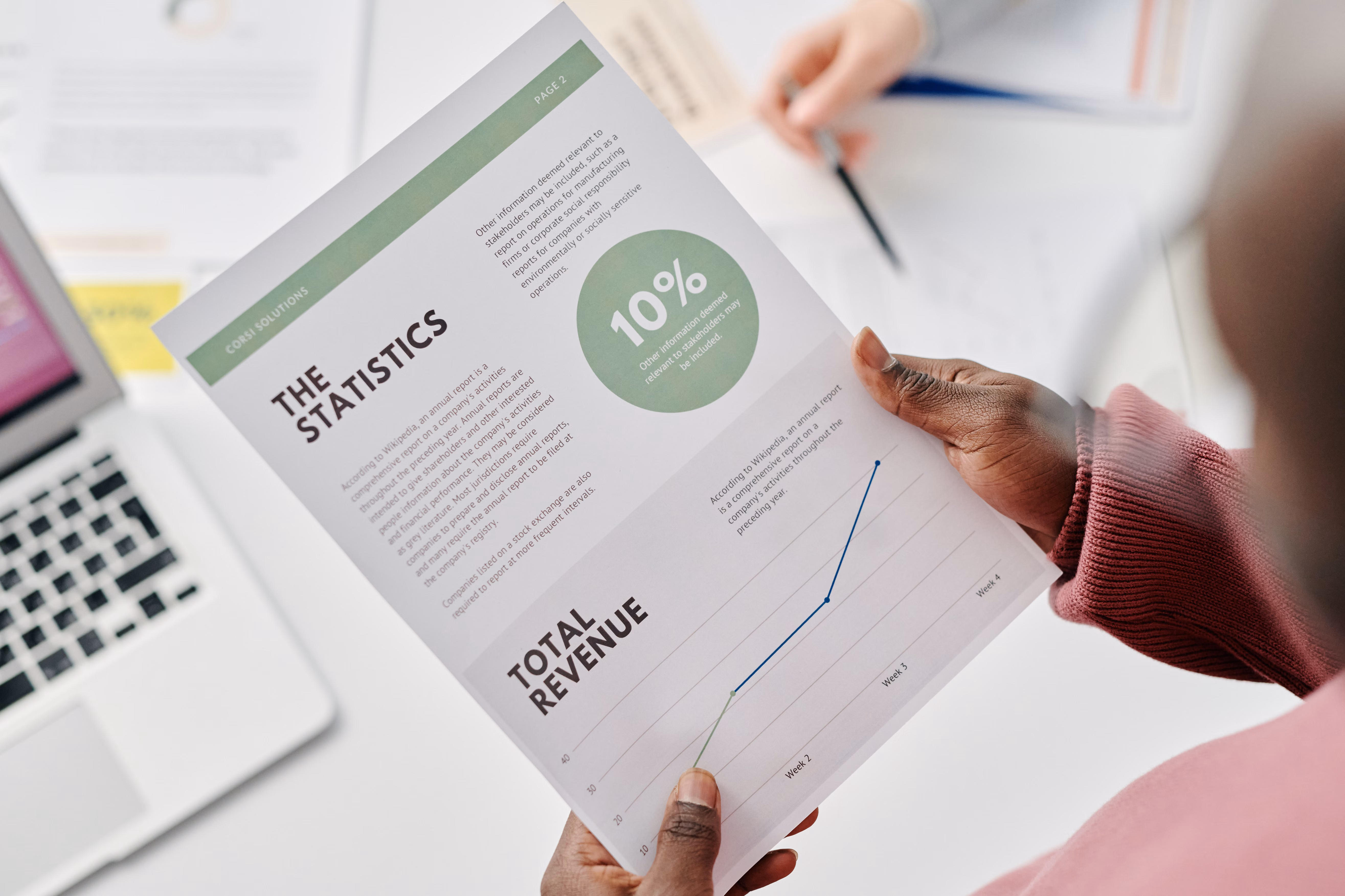 Rapport imprimé avec graphiques analysé pendant une réunion professionnelle